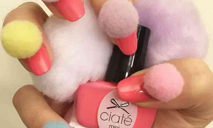 unghii cu pompoane colorate