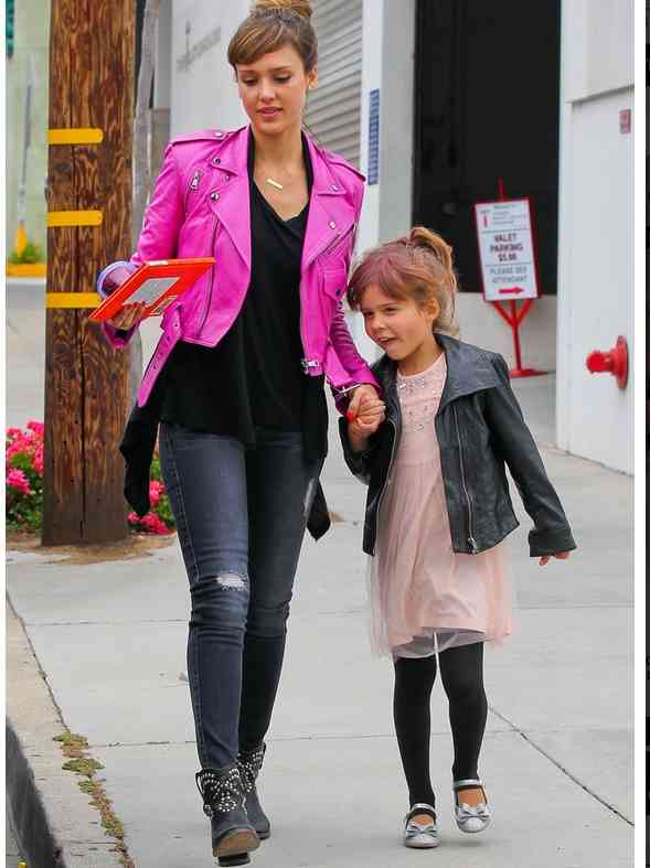 geaca fluorescenta jessica alba