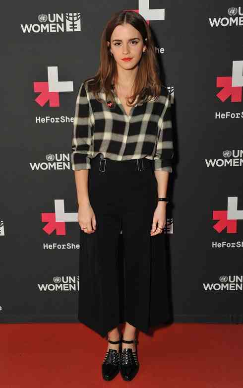 tinuta emma watson fusta pantaloni