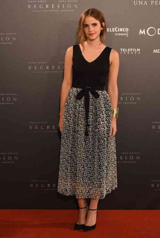 tinuta neagra emma watson