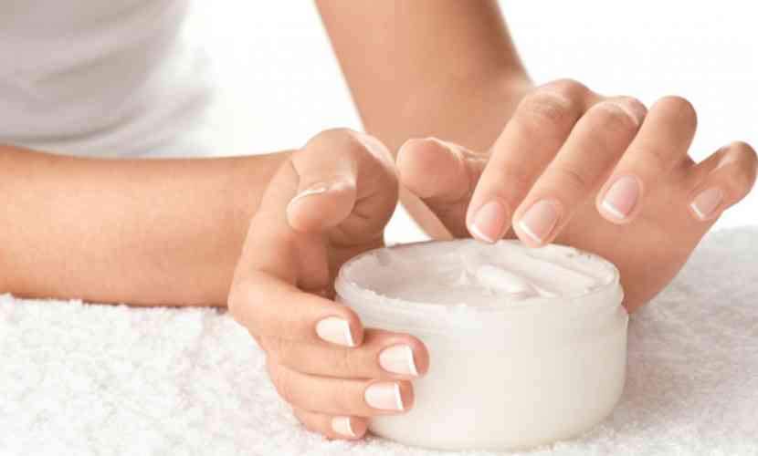 aplicare crema pe maini