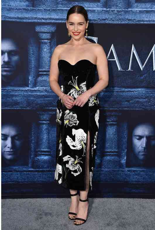 decolteu inima emilia clarke