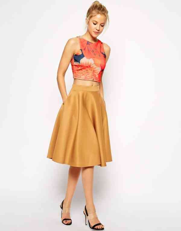 Crop top și fustă la modă pentru vara