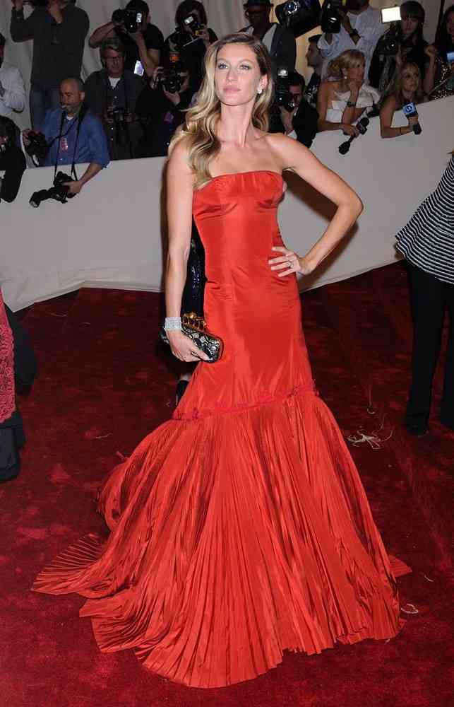 rochie rosie gisele bundchen