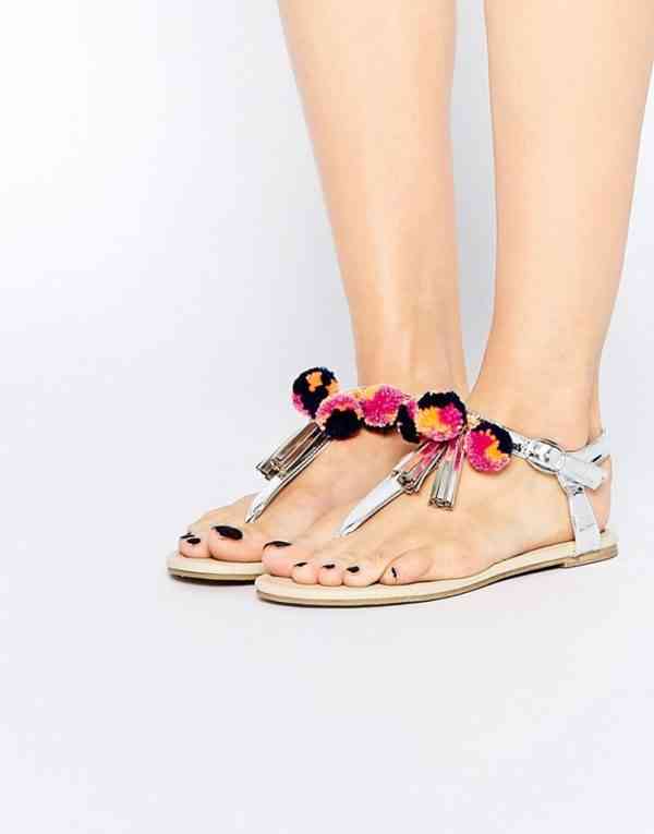 sandale metalizate cu pompoane