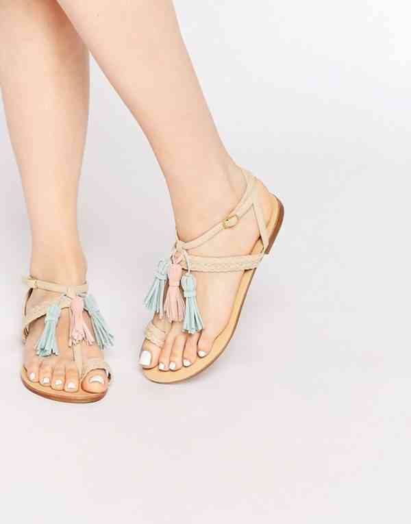 sandale pompoane culoare deschisa