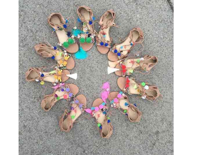 sandale pompoane culori diverse