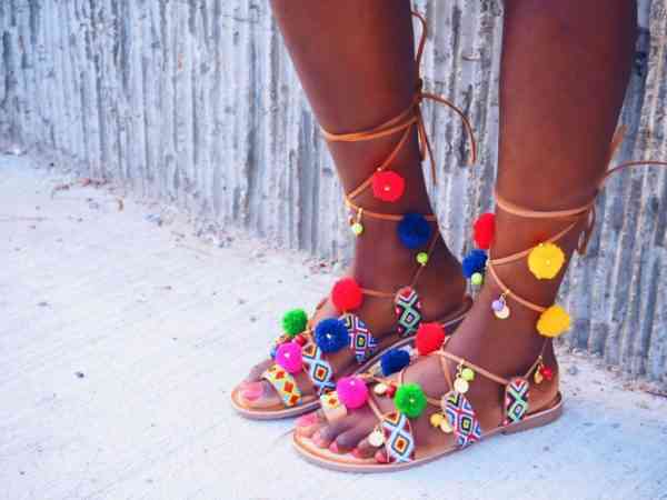 sandale pompoane in culori