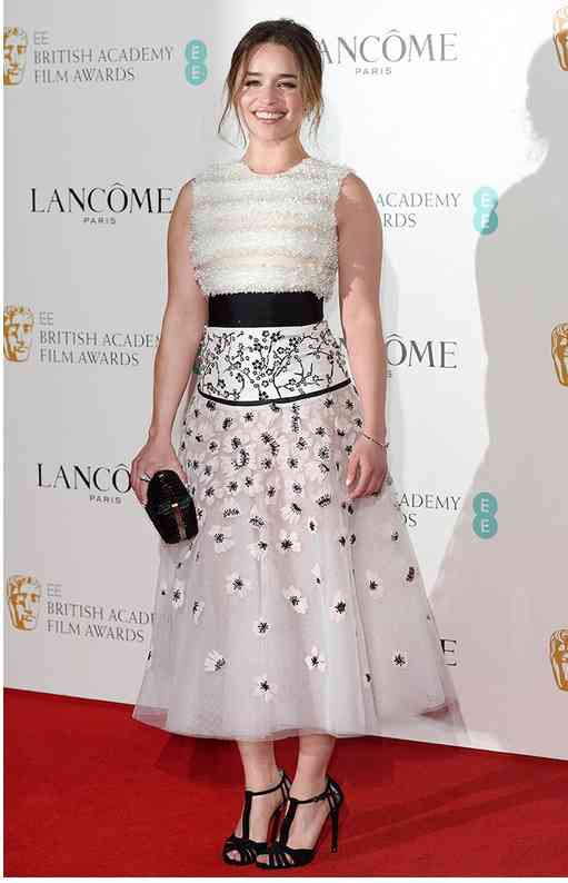 tinuta eleganta emilia clarke