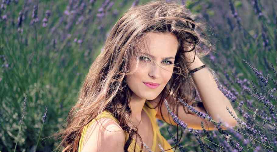 Vrei un păr sănătos? Folosește apă de rozmarin