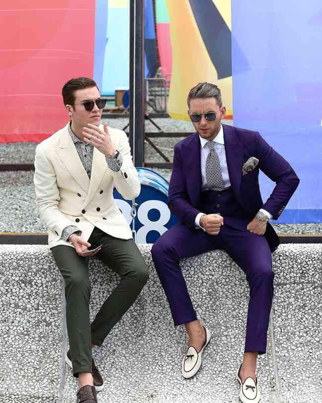 costum cu camasa imprimata