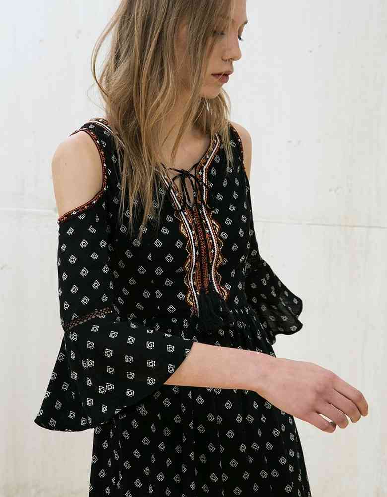 rochie umeri descoperiti