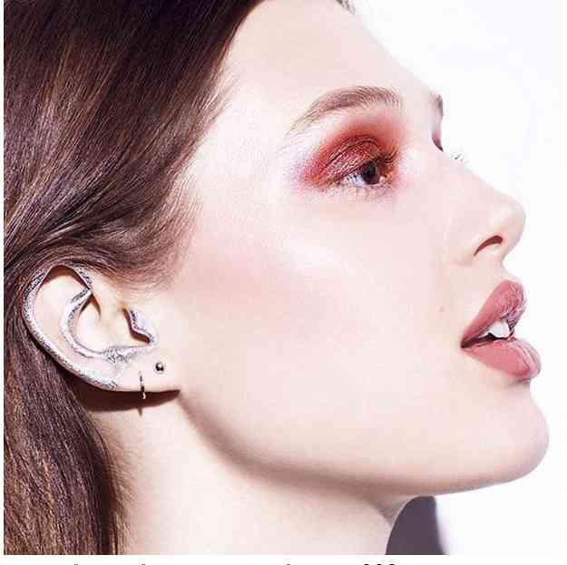 ureche machiata cu argintiu