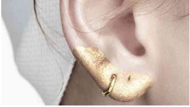 ureche machiata cu auriu