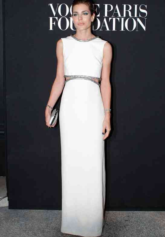 carlota casiraghi rochie alb argintie