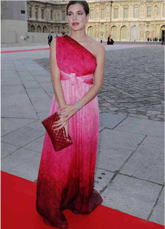 carlota casiraghi rochie roz rosie