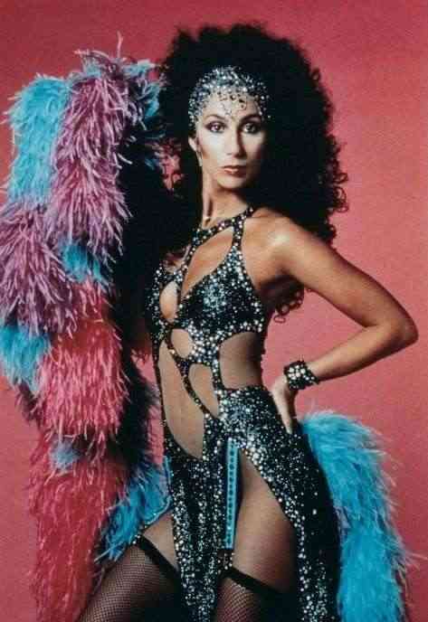 cher-cu-rochie-transparenta