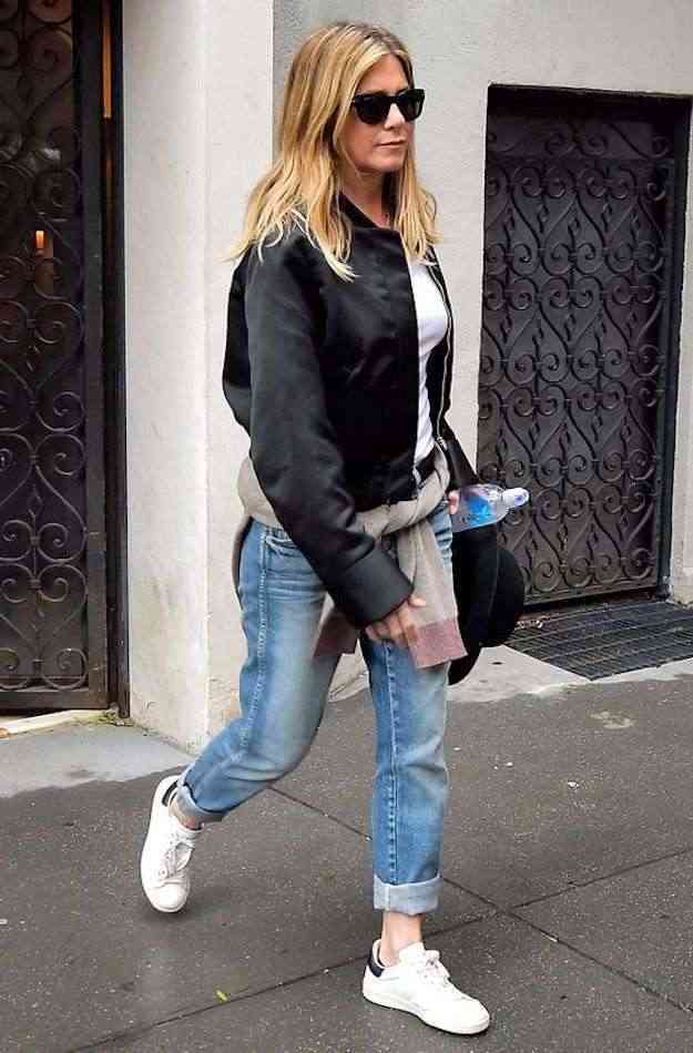 jennifer-aniston-cu-bomber