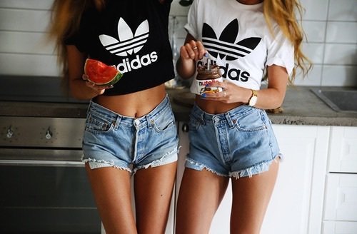 Pantaloni scurți din denim – stiluri la modă