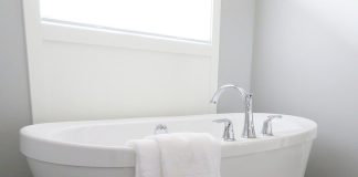 Ce este o cadă freestanding şi cum alegi modelul potrivit