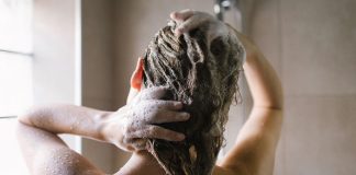 Pre-spalare: Cum sa spalam parul cret natural