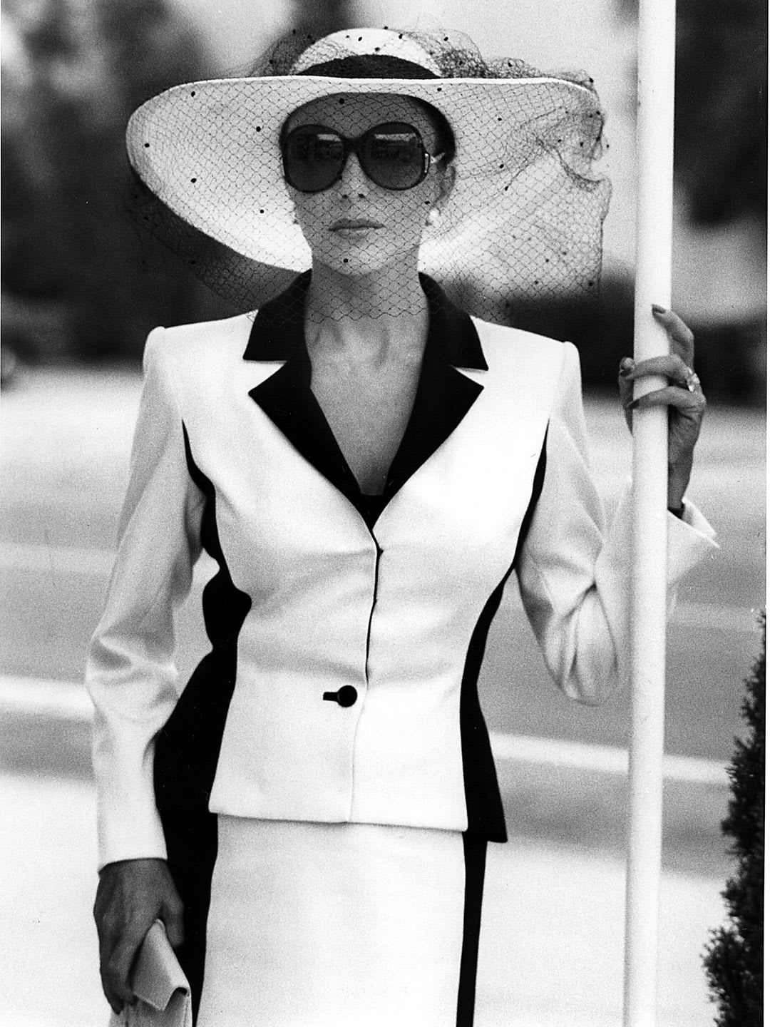 Actrita Joan Collins poarta un costum monocrom Nolan Miller ca Alexis pe platourile de filmare din Dynasty in 1981