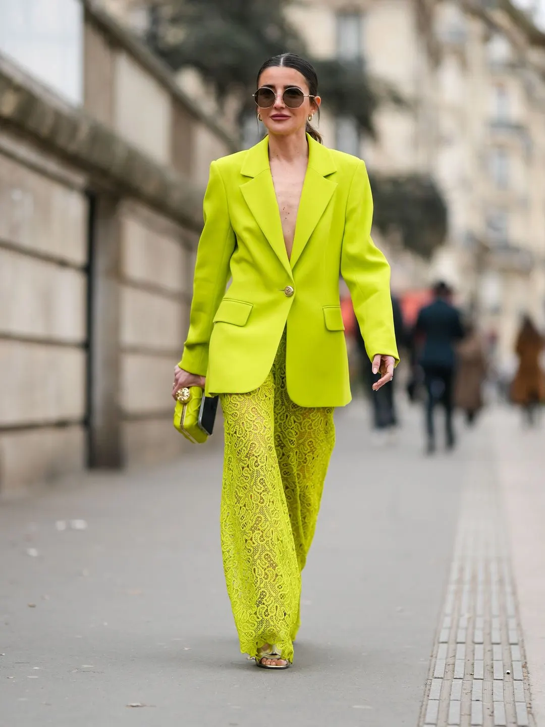 Alexandra Pereira poarta un blazer verde lime