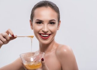Top 6 moduri incredibile de a folosi mierea pentru pielea uscata