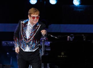 Stilul vestimentar fabulos al lui Elton John care l-a ajutat sa devina o legenda