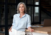 Trucuri de stil pentru a te imbraca bine dupa 60 de ani