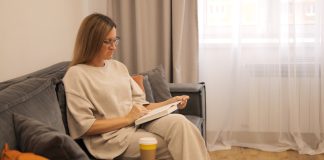 Beneficiile citirii de cărți de ficțiune pentru adulți în era digitală